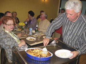 Jean-Bernard Dersigny, le nouveau président de l'association servant la délicieuse tartiflette...