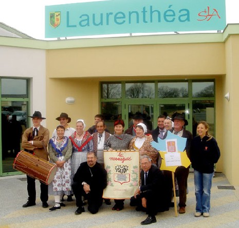 Roger CHEVALIER et Gaston BUCHOU avec le groupe folklorique provençal «LEI MESSUGIE» de Saint-Laurent-du-Var