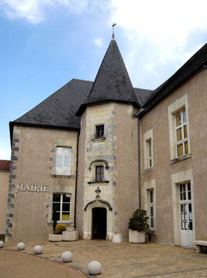 La mairie de Saint-Laurent-du-Mottay.