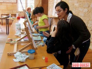 Alina Casaverde dans son atelier du mercredi à Saint-Laurent-d'Arce. (Photo L. P.)