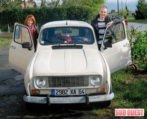 Annaëlle et Jean-François aux côtés de la 4L d'origine. (photo a. b.)