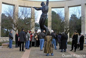 Un groupe d'Américains hier, au cimetière de Colleville-sur-Mer. La visite de leur président est fortement pressentie en ce même lieu le 3 avril. Un groupe d'Américains hier, au cimetière de Colleville-sur-Mer. La visite de leur président est fortement pressentie en ce même lieu le 3 avril.