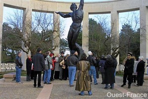 Un groupe d'Américains hier, au cimetière de Colleville-sur-Mer. La visite de leur président est fortement pressentie en ce même lieu le 3 avril.