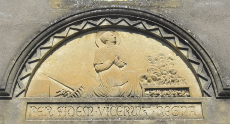 Sur le fronton de la porte droite de la nef, on peut remarquer un magnifique bas-relief représentant le saint martyre
