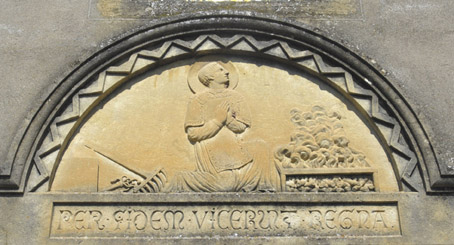 Sur le fronton de la porte droite de la nef, on peut remarquer un magnifique bas-relief représentant le saint martyre Sur le fronton de la porte droite de la nef, on peut remarquer un magnifique bas-relief représentant le saint martyre