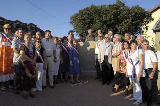 Les élus et les personnalités locales à l'inauguration de la stèle le 4  juillet 2009