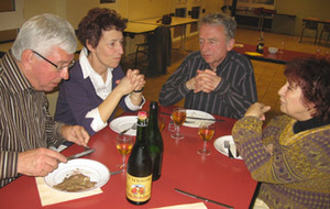 Le président J.B Dersigny et ses invités, font honneur aux produis bretons Le président J.B Dersigny et ses invités, font honneur aux produis bretons