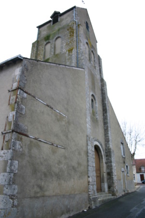 Le clocher porche du XIème siècle aux angles renforcés