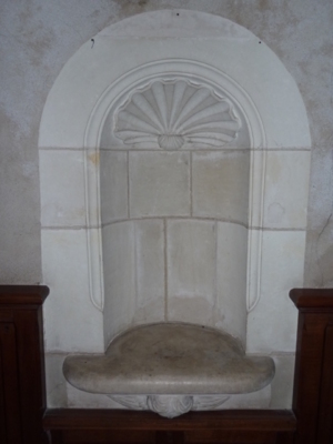 Piscine de type Renaissance qui rappelle que St Laurent des Eaux était situé sur un chemin de pèlerinage à St Jacques de Compostelle. Piscine de type Renaissance qui rappelle que St Laurent des Eaux était situé sur un chemin de pèlerinage à St Jacques de Compostelle.