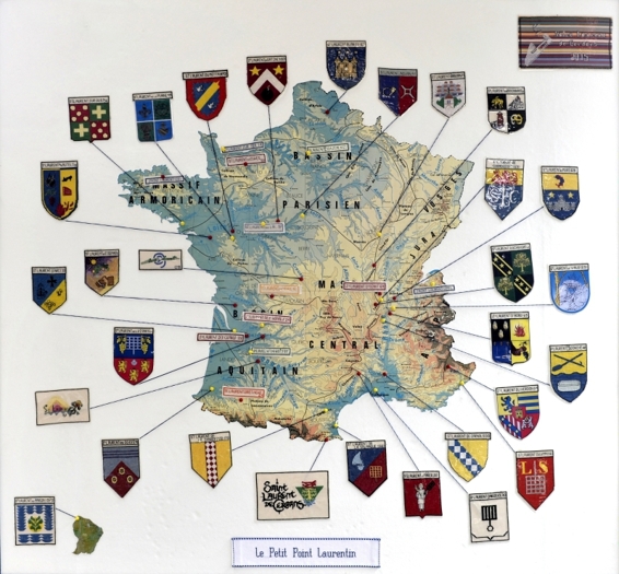 Blasons réalisés au point de croix par les séniors du village