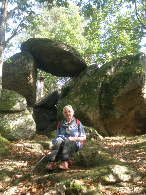 Rosie au pied du dolmen